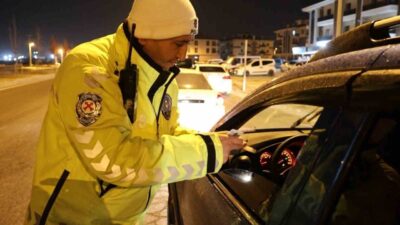Aksaray’da polis ekipleri, trafik güvenliğinin sağlanması amacıyla gece yarısı şehrin