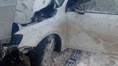 Aksaray’da kar yağışı nedeniyle bariyerlere çarpan otomobile bir başka otomobilin