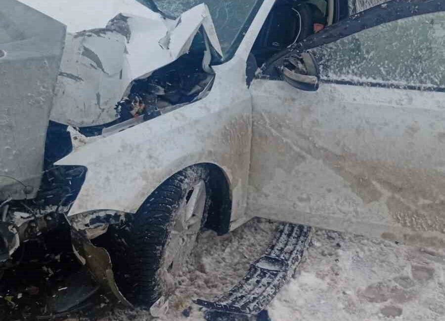 Aksaray’da kar yağışı nedeniyle bariyerlere çarpan otomobile bir başka otomobilin