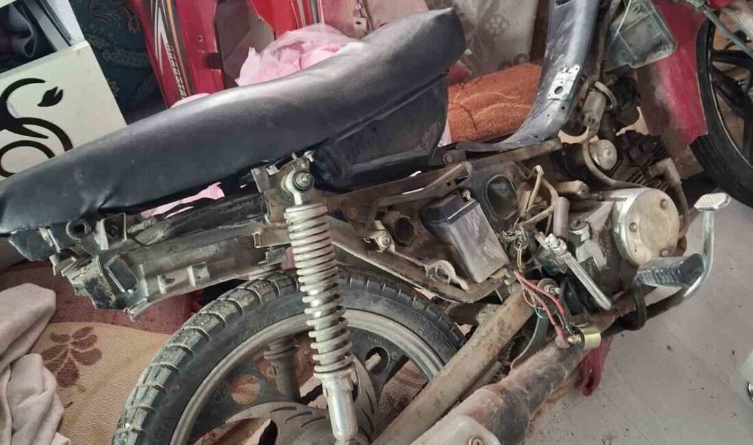 Konya’nın Akşehir ilçesinde çaldıkları motosikleti parçalarken, polis tarafından yakalanan 2