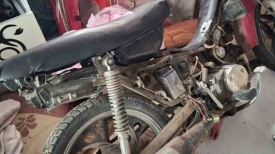 Konya’nın Akşehir ilçesinde çaldıkları motosikleti parçalarken, polis tarafından yakalanan 2