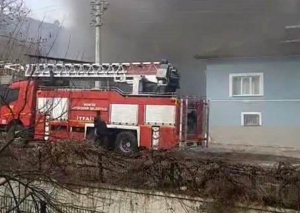 Konya’nın Akşehir ilçesinde müstakil evde çıkan yangında 1 kişi yaralandı.