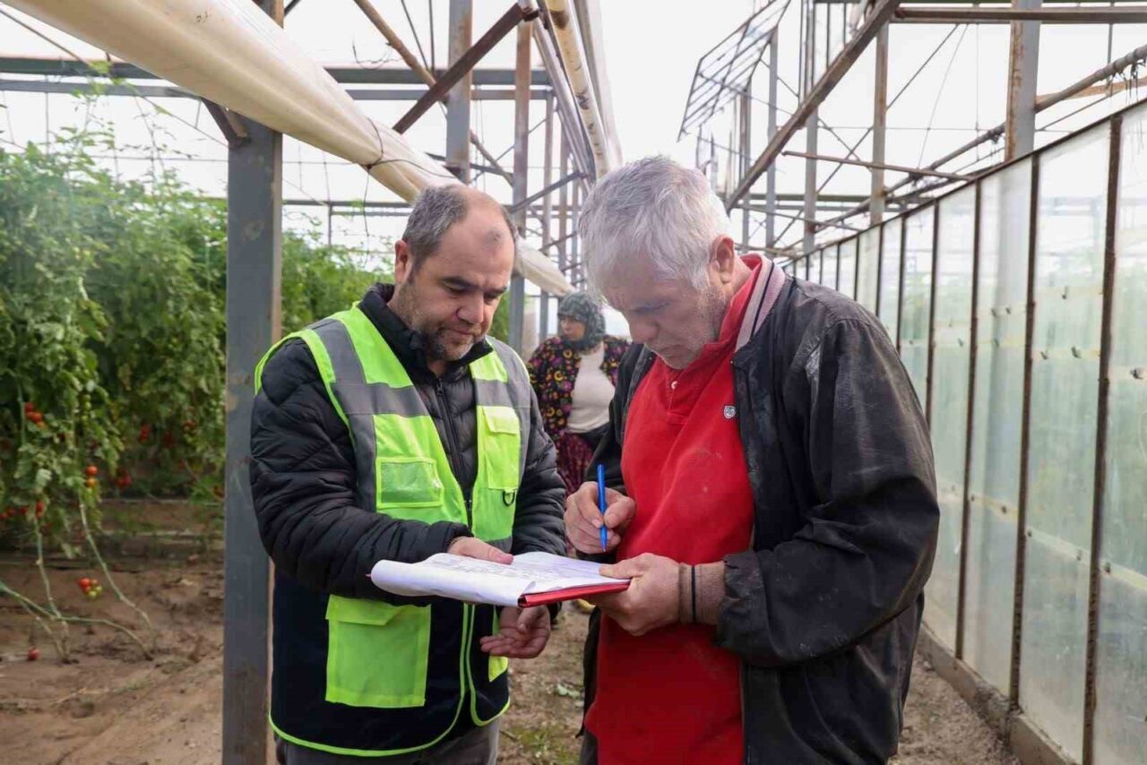 Antalya’nın Aksu ilçesinde fırtına ve şiddetli yağışların ardından oluşan sel
