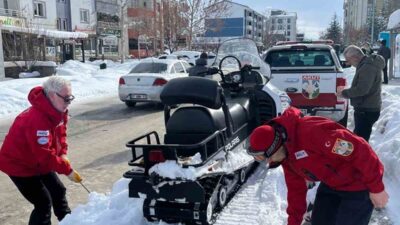 AKUT Bingöl ekibi, yoğun kar yağışı ve kapanan köy yollarına