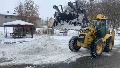 Akyaka’da etkili olan kar yağışı ve soğuk hava nedeniyle belediye