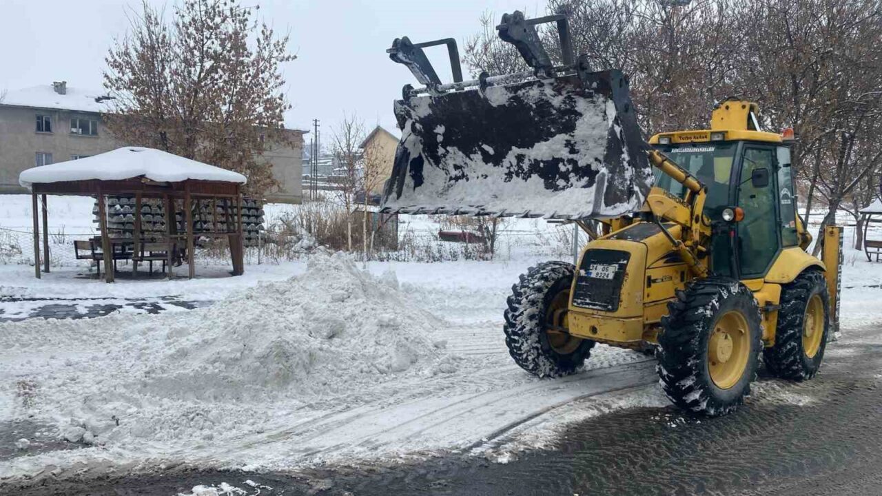 Akyaka’da etkili olan kar yağışı ve soğuk hava nedeniyle belediye