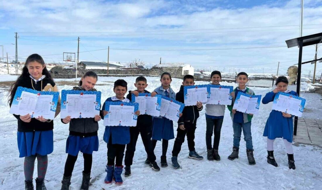 Akyaka’da köy okulunda öğrenciler karnelerini aldı. Karne sevinci yaşayan öğrenciler,