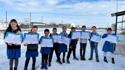 Akyaka’da köy okulunda öğrenciler karnelerini aldı. Karne sevinci yaşayan öğrenciler,