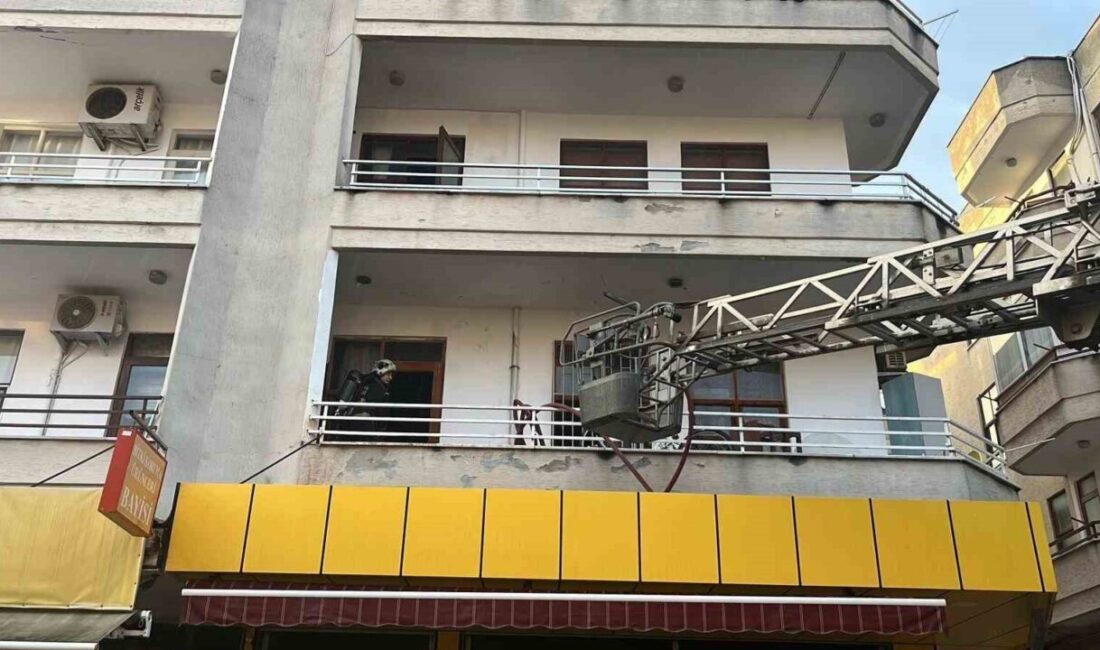 Antalya’nın Alanya ilçesinde 3 katlı binanın 1. katında çıkan yangın