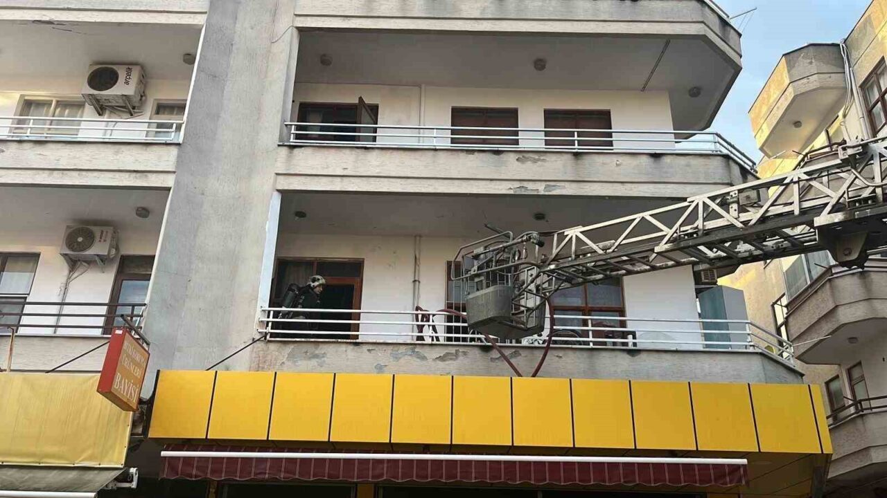 Antalya’nın Alanya ilçesinde 3 katlı binanın 1. katında çıkan yangın