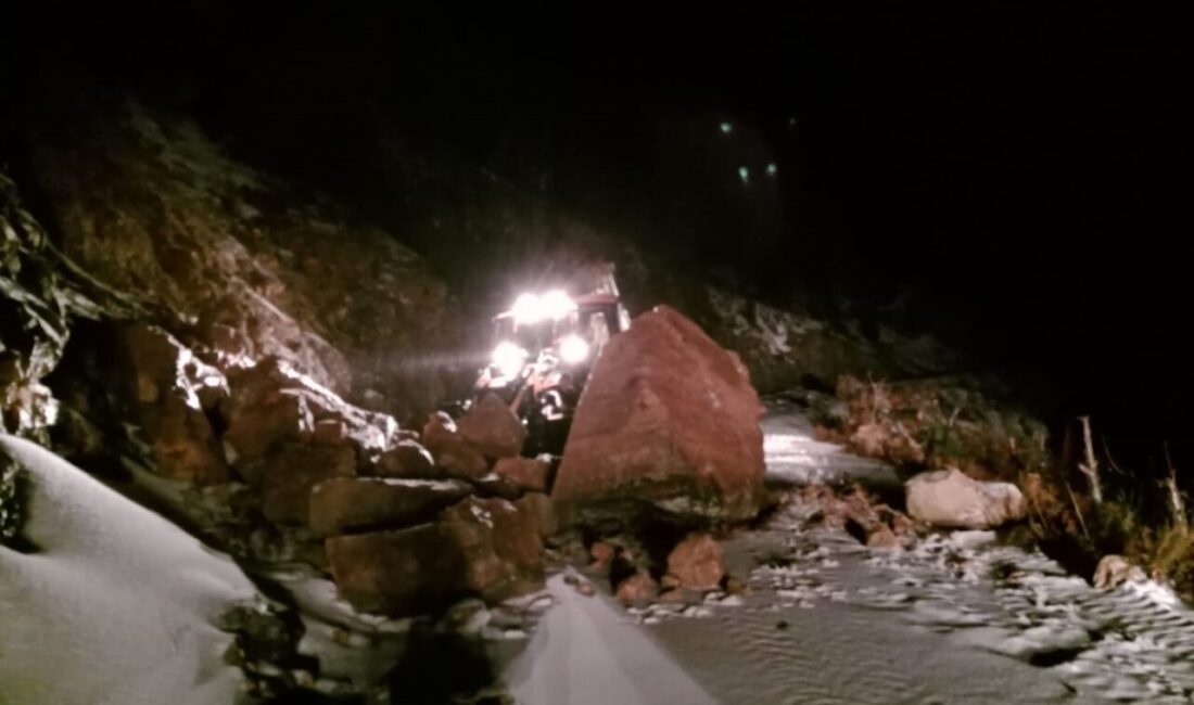 Antalya’nın Alanya ilçesinde heyelan nedeniyle kapanan yolları açma çalışmaları sürüyor.