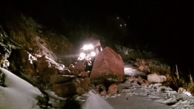 Antalya’nın Alanya ilçesinde heyelan nedeniyle kapanan yolları açma çalışmaları sürüyor.