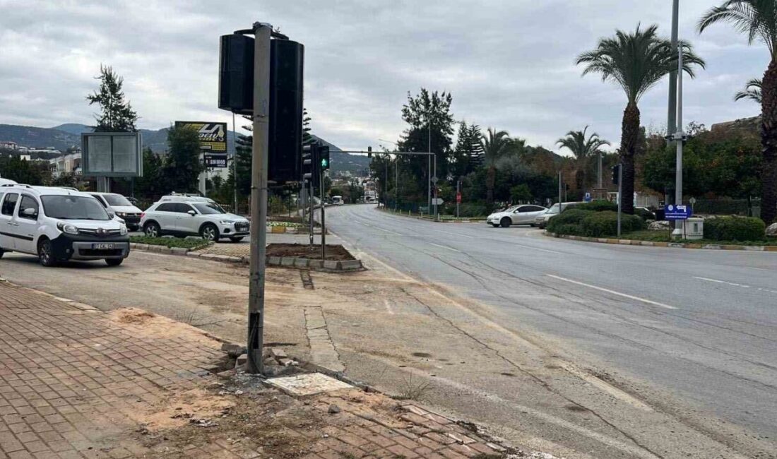 Antalya’nın Alanya ilçesinde kamyon ile motosikletin çarpışması sonucu meydana gelen