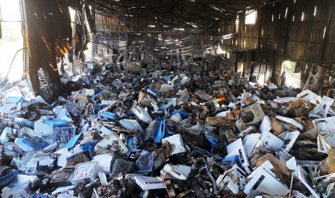 Antalya’nın Alanya ilçesinde kuluçka malzemeleri ve klimaların bulunduğu depoda çıkan