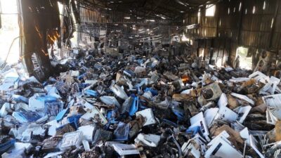 Antalya’nın Alanya ilçesinde kuluçka malzemeleri ve klimaların bulunduğu depoda çıkan