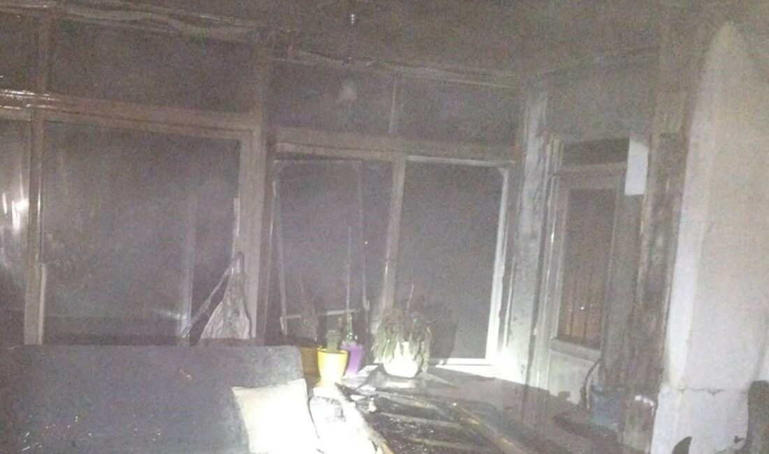 Antalya’nın Alanya ilçesinde gece saatlerinde bir evde çıkan yangın, itfaiye