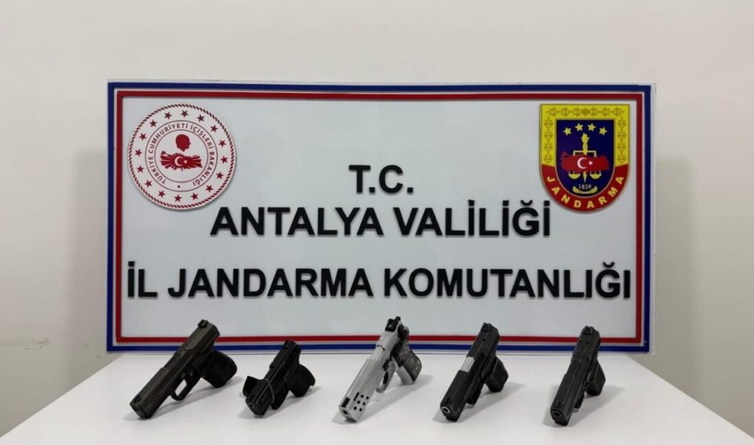 Antalya’nın Alanya ilçesinde yapılan operasyonda 5 adet ruhsatsız silah ele