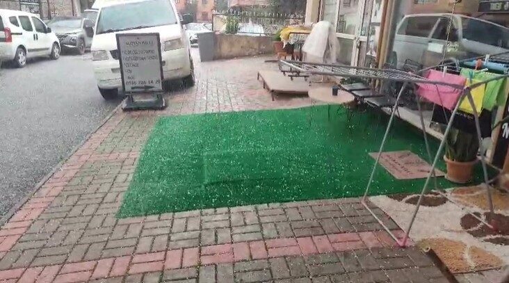 Antalya’nın Alanya ilçesinde etkili olan sağanak yağış, akşam saatlerinde yer