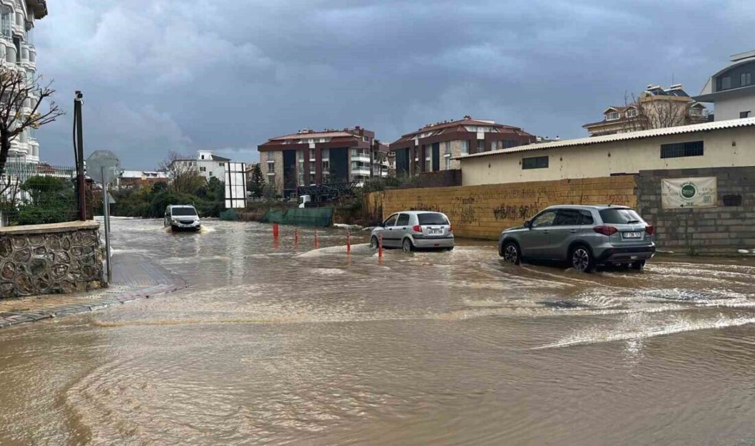 Antalya’nın Alanya ilçesinde öğle saatlerinden itibaren etkili olan sağanak yağış