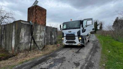 Zonguldak’ın Alaplı ilçesinde dere yatağına atılan ölü tavuklar nedeniyle 8