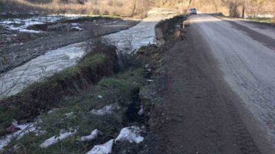 Zonguldak’ın Alaplı ilçesinde etkili olan yağışlar sonrası çay kenarında bulunan