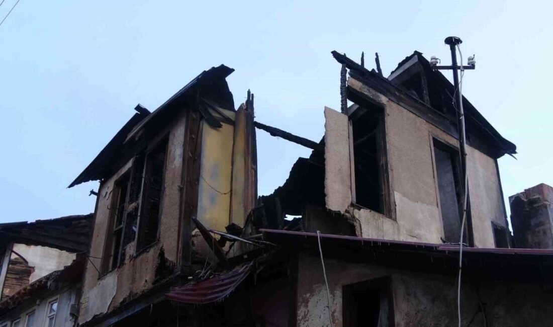 Kastamonu’da çıkan yangında kullanılmaz hale gelen konaktaki hasar, havanın aydınlanmasıyla