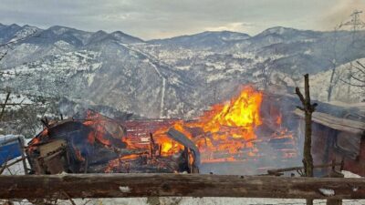 Karabük’ün Yenice ilçesinde alevlere teslim olan ahşap ev tamamen yanarak