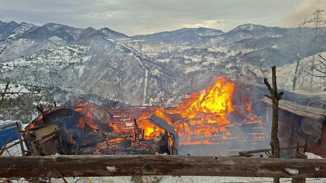 Karabük’ün Yenice ilçesinde alevlere teslim olan ahşap ev tamamen yanarak