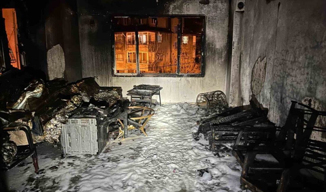 Hatay’ın Defne ilçesinde alevlere teslim olan apartman dairesi yanarak kullanılmaz