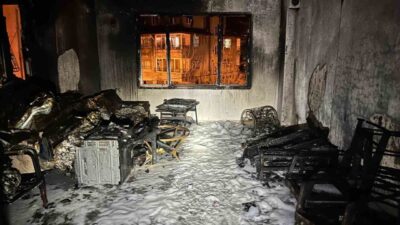 Hatay’ın Defne ilçesinde alevlere teslim olan apartman dairesi yanarak kullanılmaz