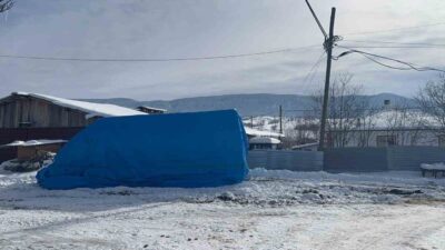 Kastamonu’nun İhsangazi ilçesinde bir vatandaşın ısıtmak için altında ateş yaktığı