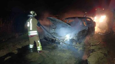 Hatay’da seyir halindeyken yanmaya başlayan otomobil alevlere teslim oldu. Yangında