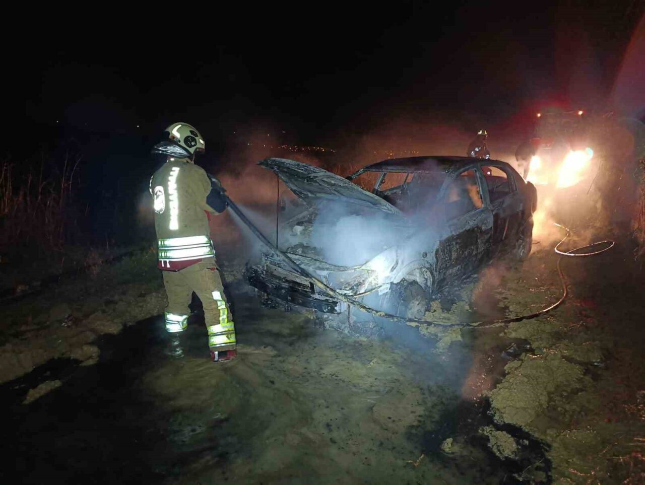 Hatay’da seyir halindeyken yanmaya başlayan otomobil alevlere teslim oldu. Yangında