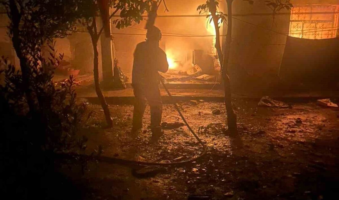 Hatay’da alevlere teslim olan müstakil ev içerisinde kalan kediyi itfaiye