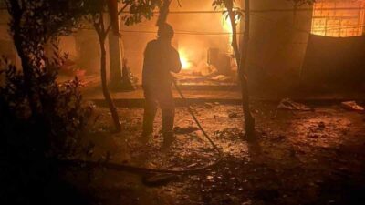 Hatay’da alevlere teslim olan müstakil ev içerisinde kalan kediyi itfaiye