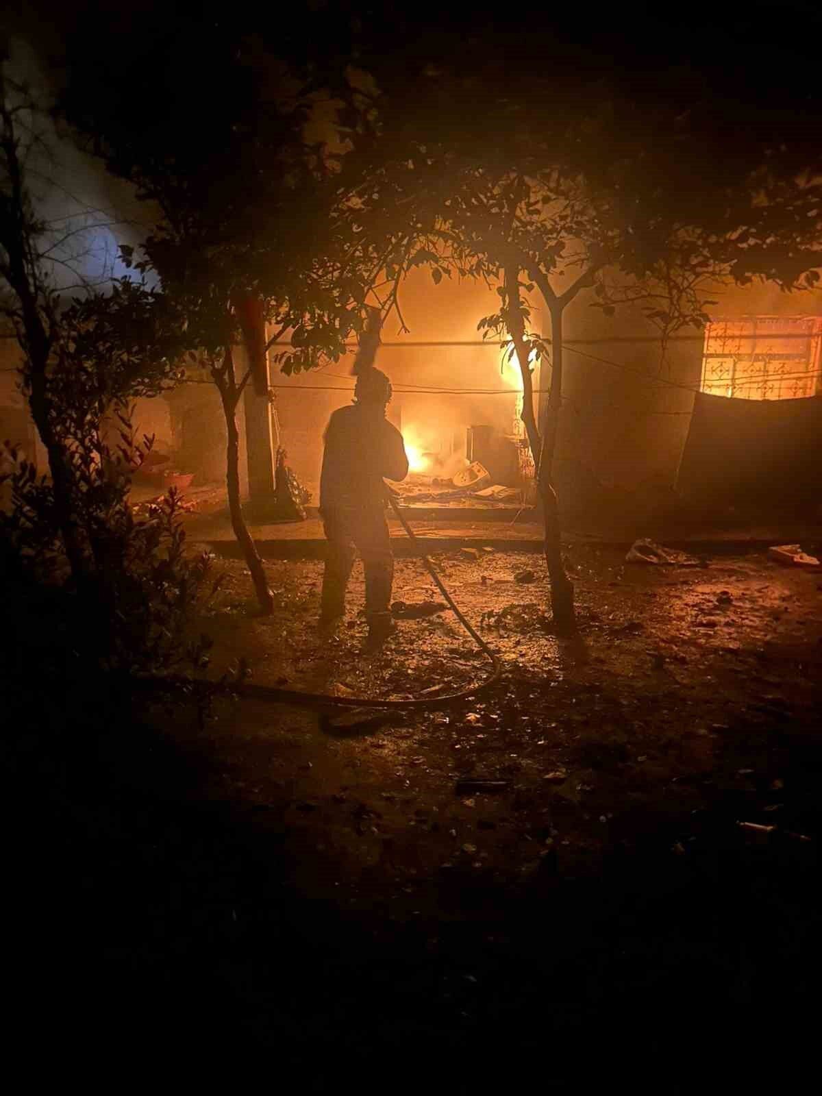 Hatay’da alevlere teslim olan müstakil ev içerisinde kalan kediyi itfaiye