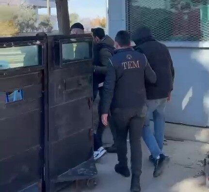 İzmir’in Aliağa ilçesinde bir akaryakıt istasyonun içerisinde yer alan yapının