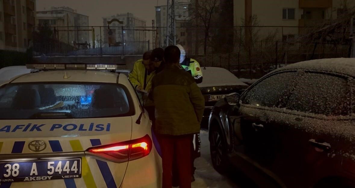 Kayseri’de polis ekiplerinin dur ihtarına uymayan sürücü, drift atarak polis