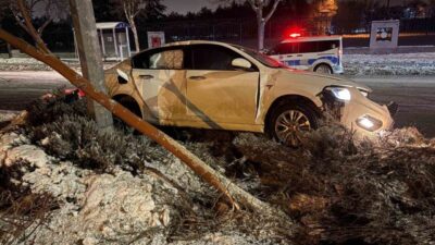 Kayseri’nin Melikgazi ilçesinde direksiyon hakimiyetini kaybeden sürücü önce refüjdeki ağacı