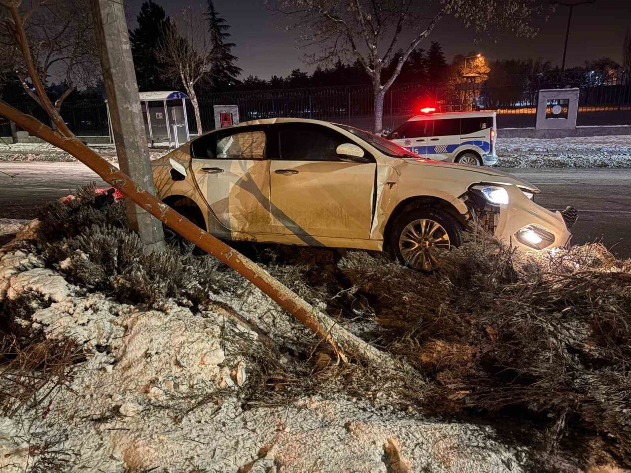 Kayseri’nin Melikgazi ilçesinde direksiyon hakimiyetini kaybeden sürücü önce refüjdeki ağacı