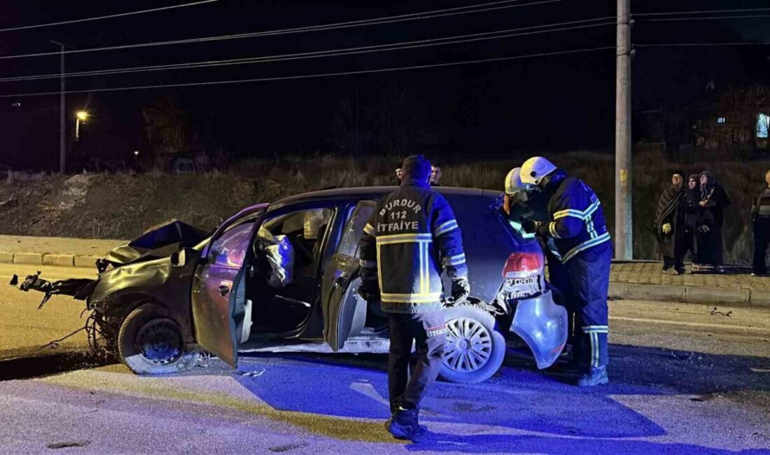 Burdur’da alkollü sürücü otomobiliyle sollamaya çalıştığı araca ardından da refüjdeki