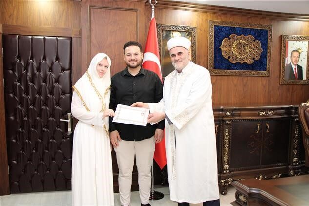 Almanya vatandaşı Anna Lambertz, Amasya’da düzenlenen törende Kelime-i Şehadet getirerek