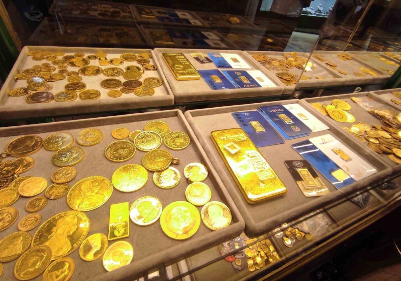 Altın fiyatları rekor yükselişlerin ardından düşüşe geçti. Altının ons fiyatı