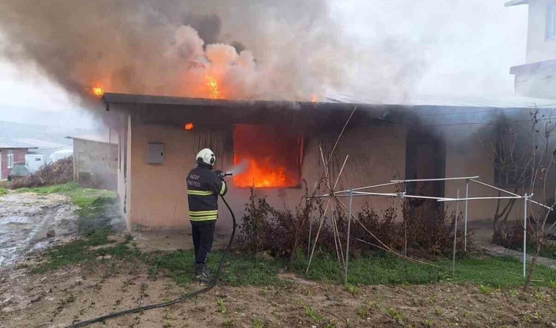 Hatay’da alevlere teslim olan müstakil ev kullanılmaz hale geldi. Yangın;