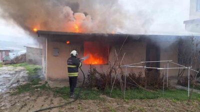 Hatay’da alevlere teslim olan müstakil ev kullanılmaz hale geldi. Yangın;