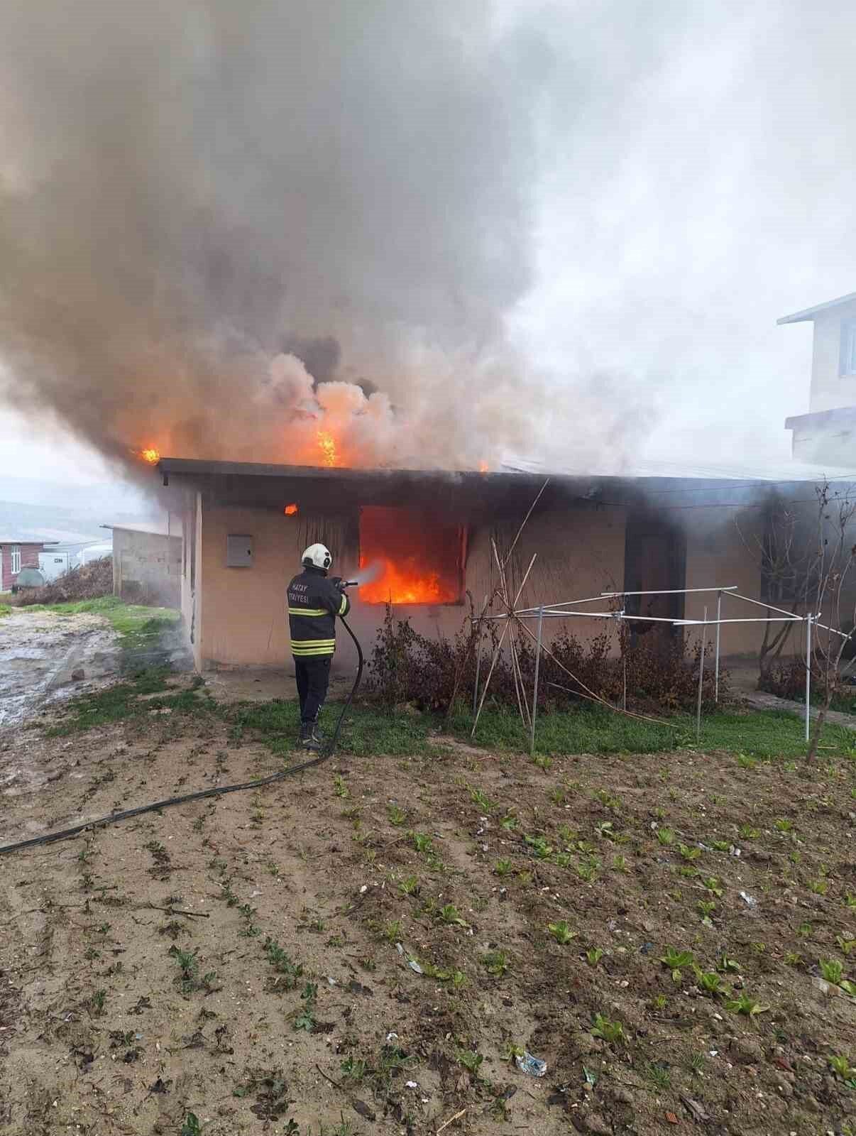 Hatay’da alevlere teslim olan müstakil ev kullanılmaz hale geldi. Yangın;
