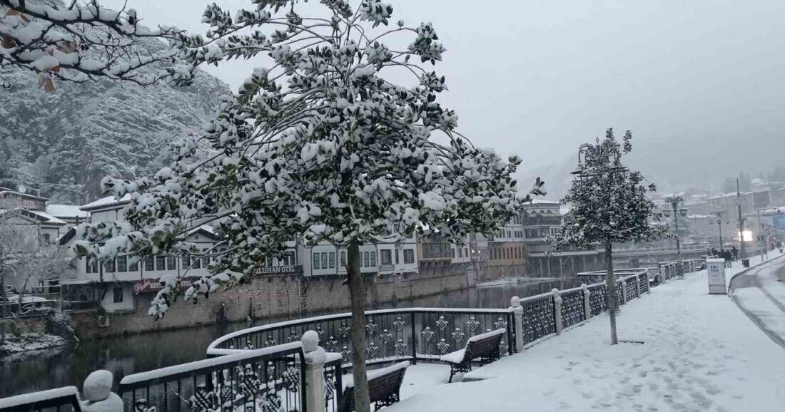Amasya’da 2026 yılının ilk saatlerinde kar yağışı başladı. Sabah saatlerinden