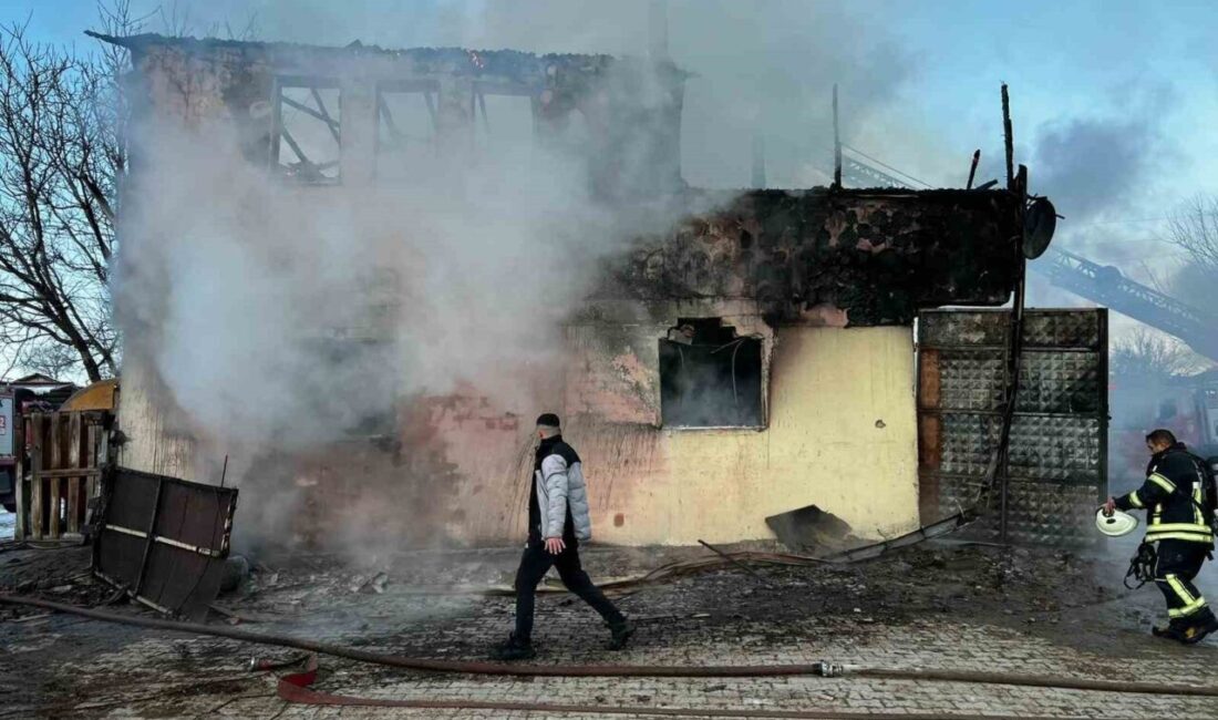 Amasya’da iki katlı bir ev, çıkan yangında kullanılamaz hale geldi.