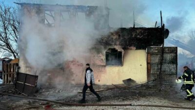 Amasya’da iki katlı bir ev, çıkan yangında kullanılamaz hale geldi.