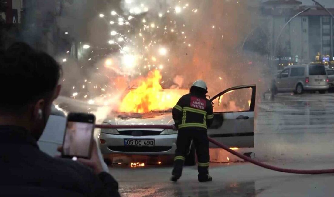 Amasya’da seyir halindeki bir otomobil alev alev yandı. Otomobilde yaşanan